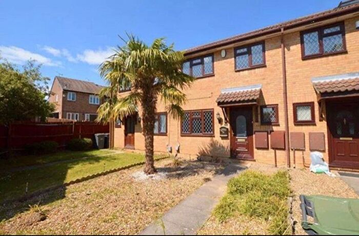 3 Bedroom Terraced House For Sale In Marsom Grove, Luton, LU3