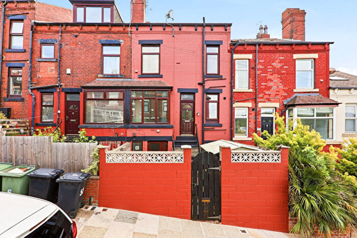 3 Bedroom Terraced House For Sale In Woodside Place, Leeds, LS4