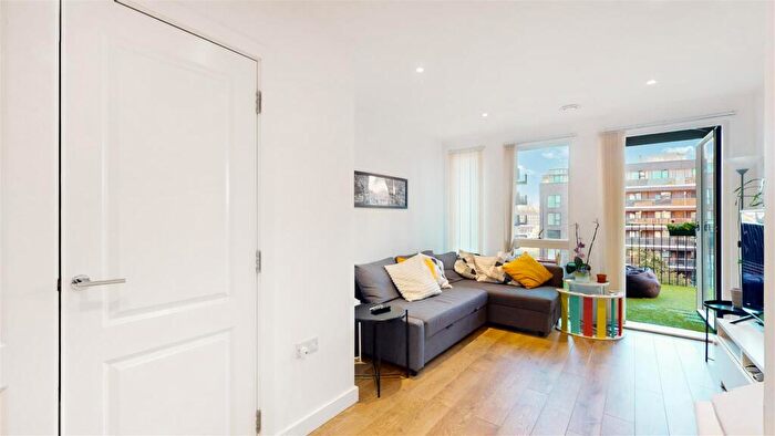 2 Bedroom Apartment For Sale In Southmere House, Highland Street, Stratford, E15