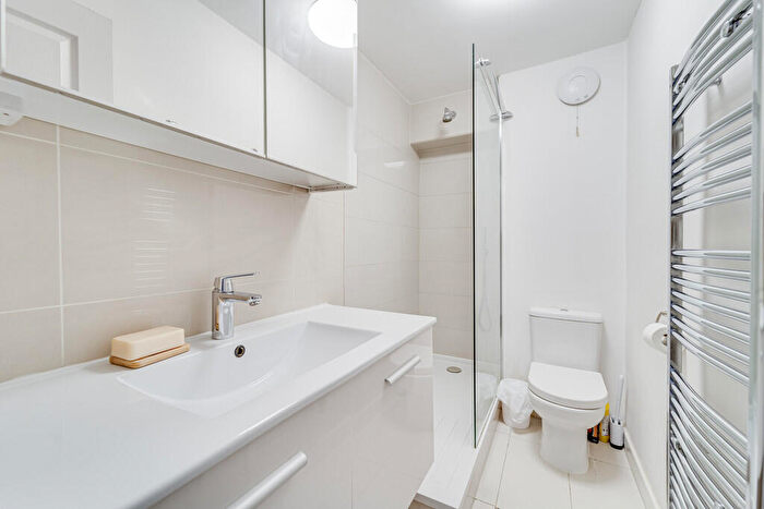 1 Bedroom Apartment For Sale In Milner Square, Barnsbury, London, N1 - Photo 6