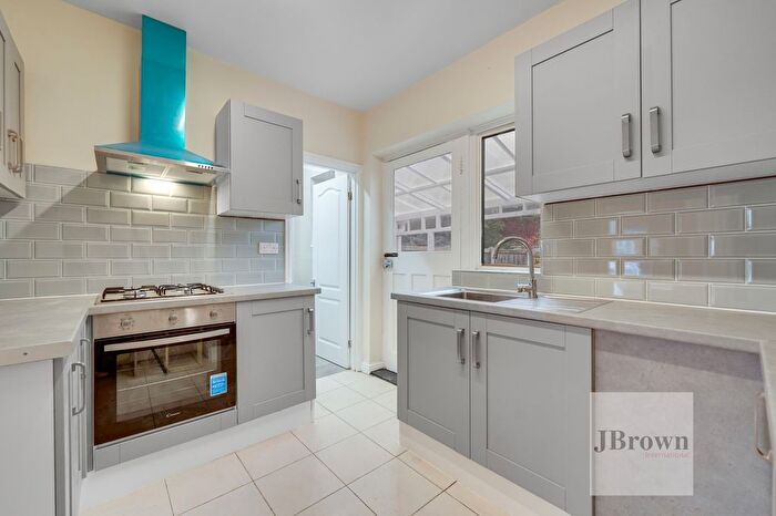 2 Bedroom End Of Terrace House To Rent In Dagenham Heathway, Dagenham, Essex, RM10