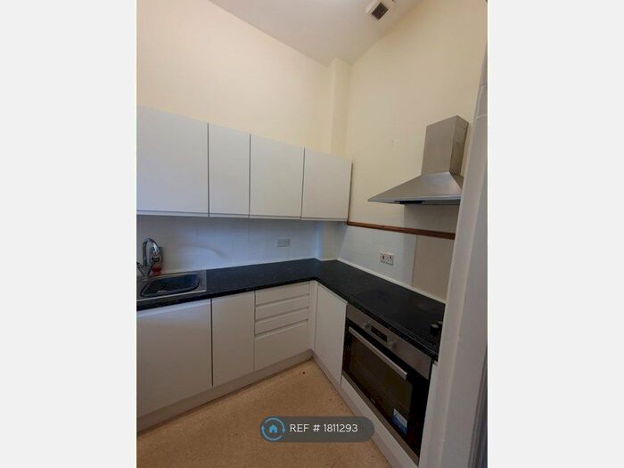2 Bedroom Flat To Rent In Brunswick Court, Macclesfield, SK11