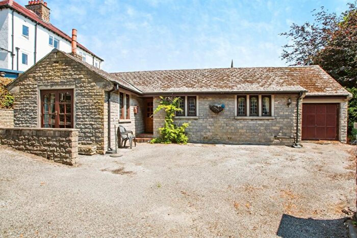 2 Bedroom Detached Bungalow For Sale In Dudwell Lane, Halifax, HX3