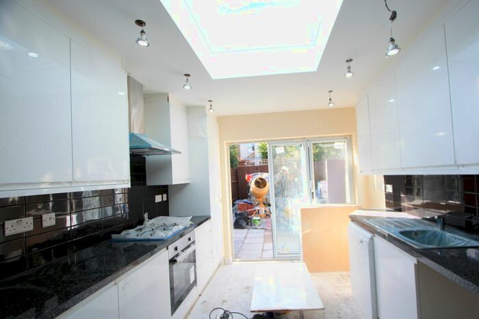 2 Bedroom Flat To Rent In Boscombe Road, South Wimbledon, SW19