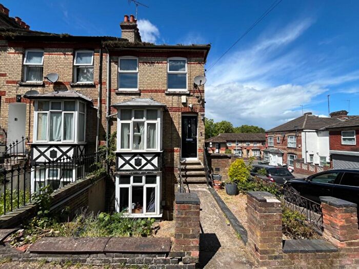 3 Bedroom End Of Terrace House For Sale In Gladstone Avenue, Luton, Bedfordshire, LU1