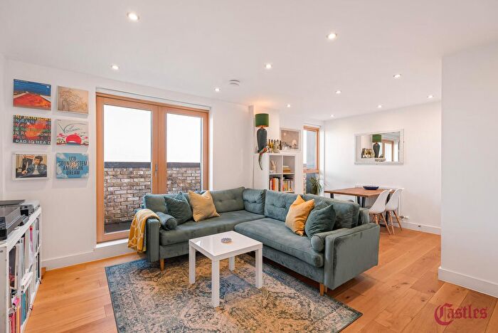 2 Bedroom Property For Sale In Leaside Road, London, E5