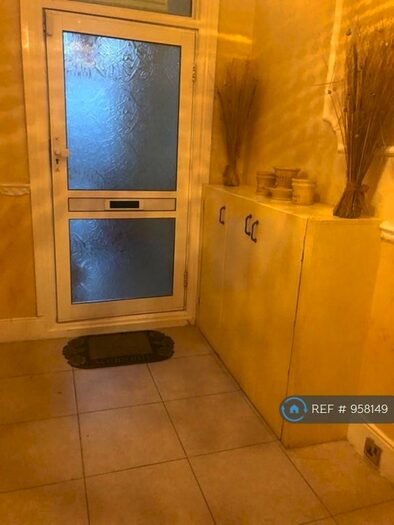 2 Bedroom Flat To Rent In Netley Road, Barkingside, IG2