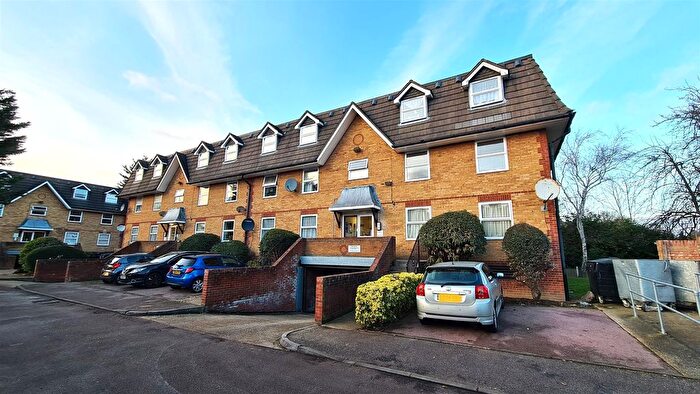 1 Bedroom Flat For Sale In Millstream Close, Palmers Green, N13