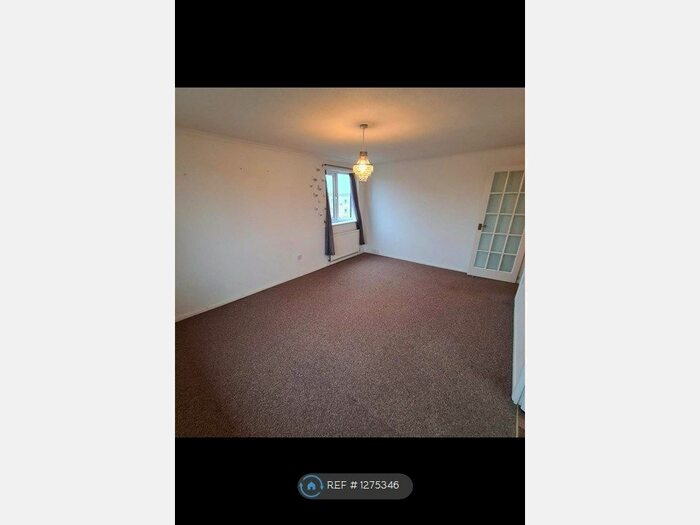 2 Bedroom Flat To Rent In King George's Avenue, Watford WD18