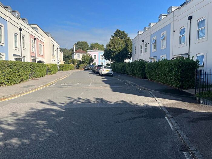 2 Bedroom Apartment To Rent In Holmesdale/Warren Road, Reigate, RH2