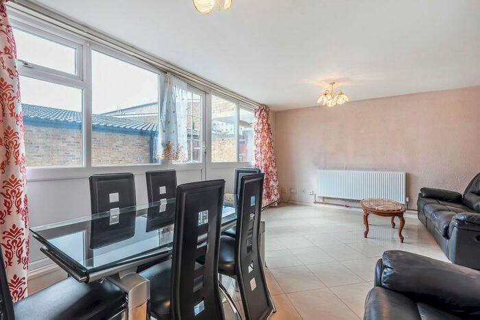2 Bedroom Maisonette To Rent In Cable Street, London, E1