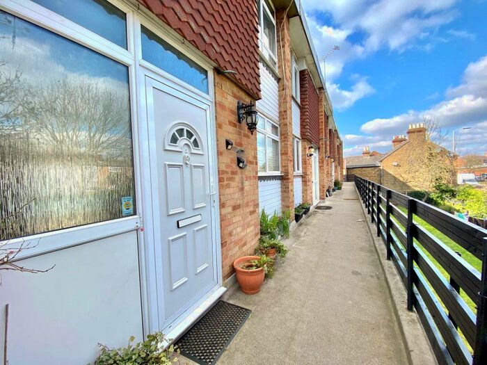 3 Bedroom Maisonette To Rent In Belvedere Mansions, Slough, Berkshire, SL1