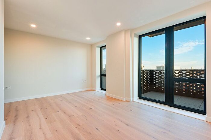 2 Bedroom Flat To Rent In Middle Road, London, W7