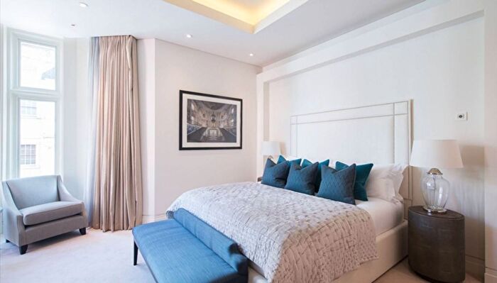 2 Bedroom Flat To Rent In Green Street, Mayfair, London, W1K