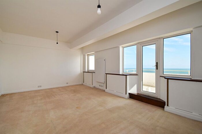 2 Bedroom Flat For Sale In Marine Court, St. Leonards-On-Sea, TN38
