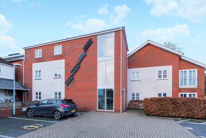 2 Bedroom Flat To Rent In Worplesdon Road, Guildford, GU2