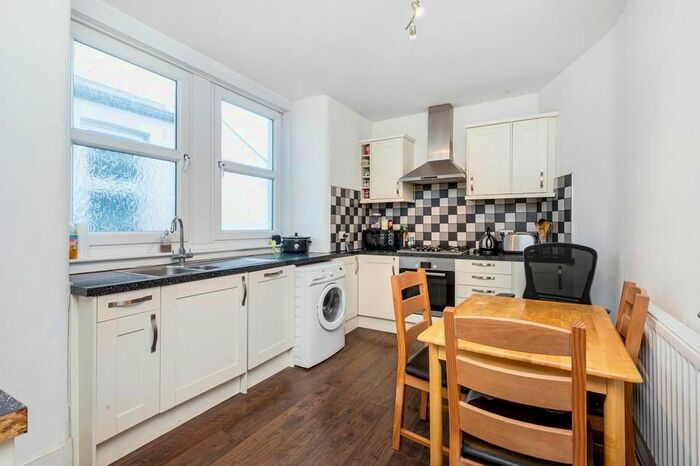 3 Bedroom Flat To Rent In Gilbey Road, London SW17
