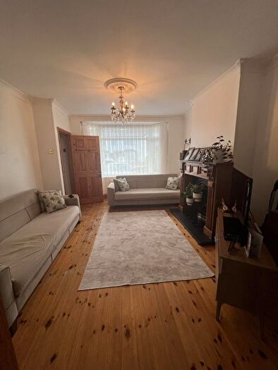 3 Bedroom Semi-Detached House To Rent In Pembroke Avenue, Enfield, EN1