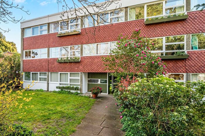 2 Bedroom Flat For Sale In Parkleys, Richmond, TW10