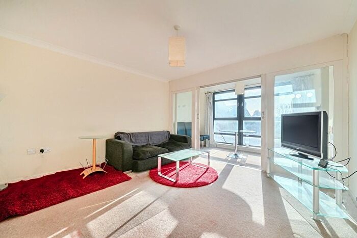 2 Bedroom Flat For Sale In Kennet Street, Reading, Berkshire, RG1
