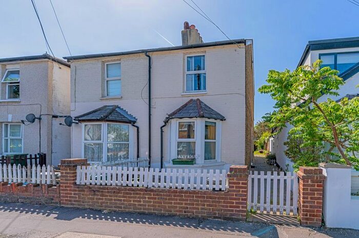 1 Bedroom Flat To Rent In Milton Road, Hampton, TW12