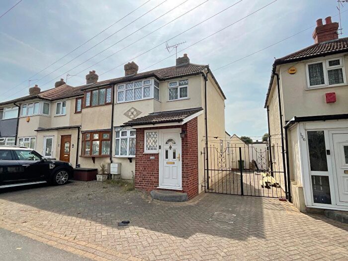 3 Bedroom End Of Terrace House For Sale In Elm Park Avenue, Elm Park, Hornchurch, Essex, RM12