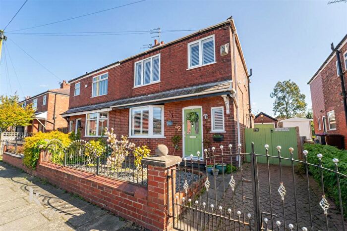 3 Bedroom Semi Detached House For Sale In Clovelly Road, Swinton, Manchester, M27