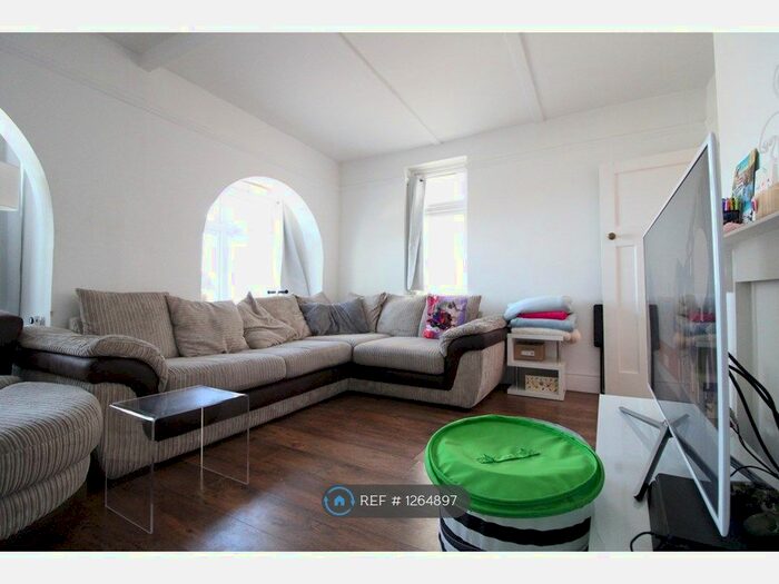 3 Bedroom Bungalow To Rent In Langley Avenue, Worcester Park KT4