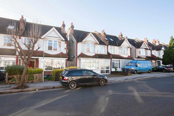 2 Bedroom Flat For Sale In Galpins Road, Thornton Heath, CR7