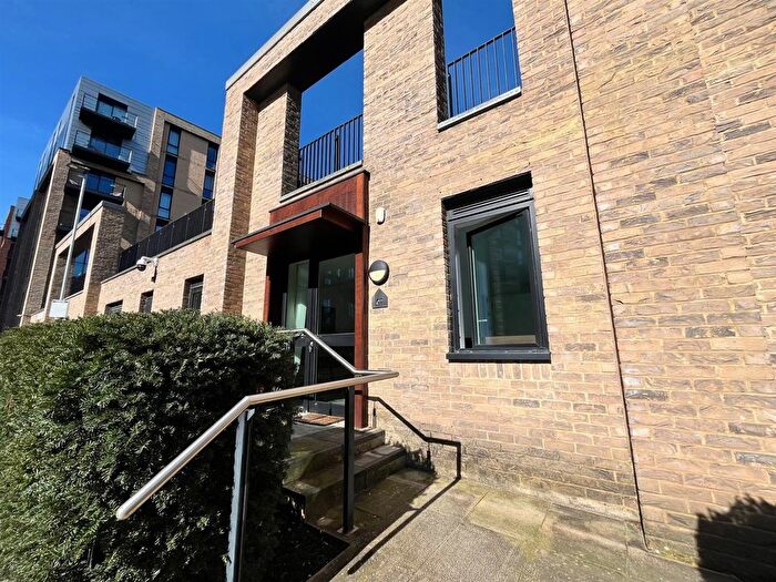 2 Bedroom Flat To Rent In Rolling Street, Salford, M5