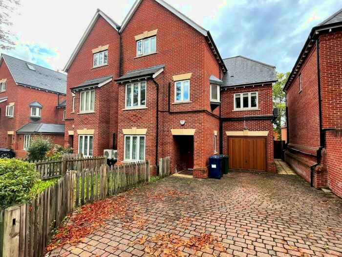 5 Bedroom Semi-Detached House To Rent In Albuhera Mews, Mill Hill, NW7