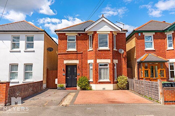 2 Bedroom Flat For Sale In Avon Road West, Christchurch, BH23