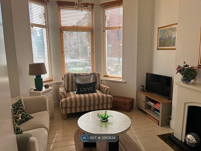 2 Bedroom Flat To Rent In Waldemar Avenue, London, SW6