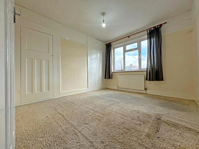 3 Bedroom Terraced House For Sale In Brockenhurst Gardens, Ilford, IG1