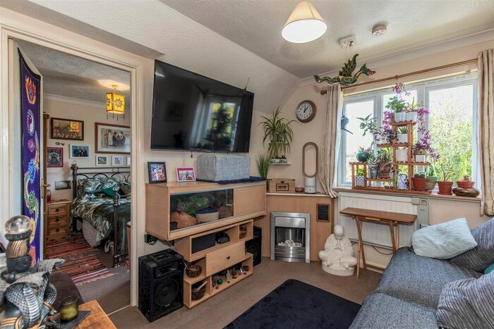 2 Bedroom Flat For Sale In Streatfield Road, Heathfield, TN21