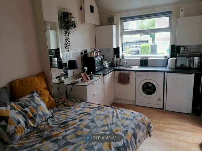 Studio To Rent In Southbourne Crescent, London, NW4