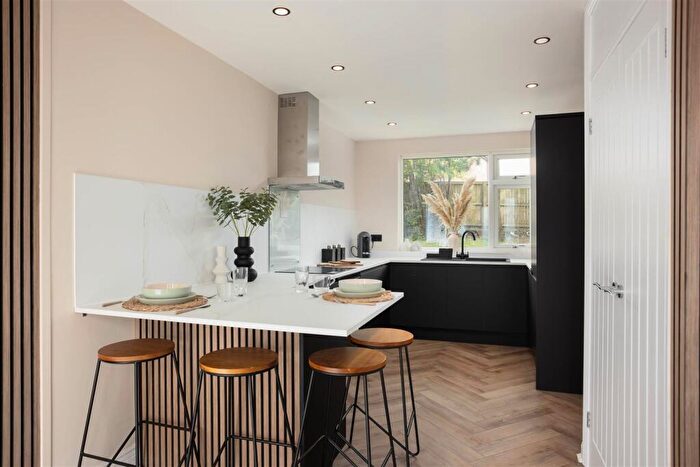 3 Bedroom Semi-Detached House To Rent In North Parkway, LS14