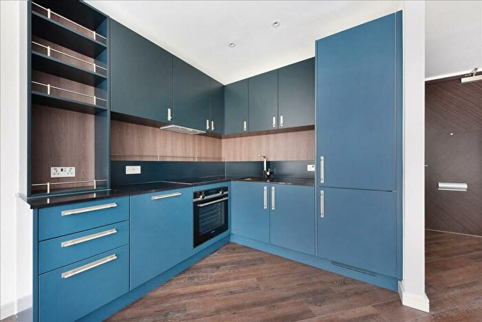 1 Bedroom Flat For Sale In Fairfield Avenue, Staines-Upon-Thames, TW18