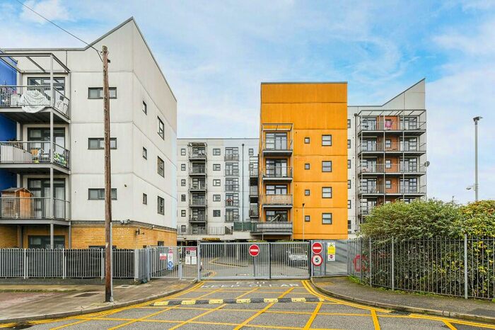 2 Bedroom Flat For Sale In Maltings Close, London, E3