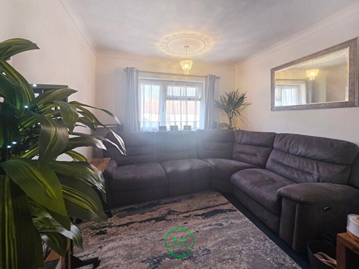 2 Bedroom Flat For Sale In Corwell Lane, Uxbridge, UB8
