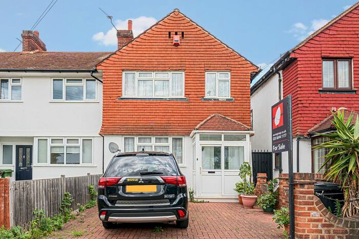 3 Bedroom Semi-Detached House For Sale In Bearstead Rise, London, SE4