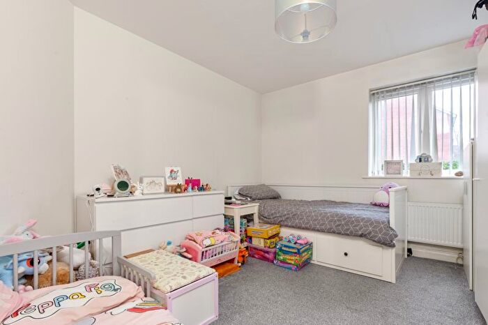 2 Bedroom Flat For Sale In Dale Square, Havant, PO9