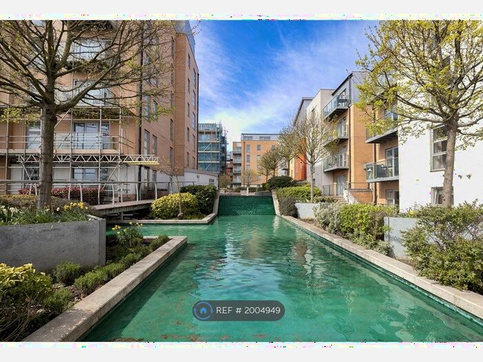 2 Bedroom Flat To Rent In Queen Mary Avenue, London, E18