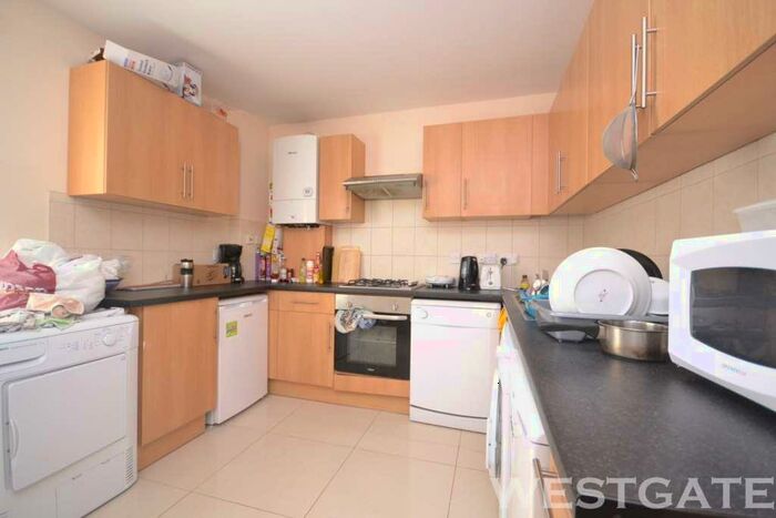 3 Bedroom Flat To Rent In Wokingham Road, Reading, RG6