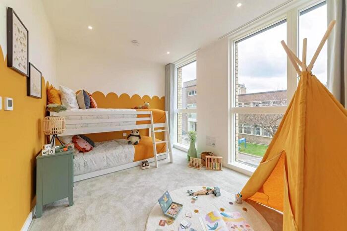 4 Bedroom Town House To Rent In Springpark Drive, Woodberry Down, London, N4