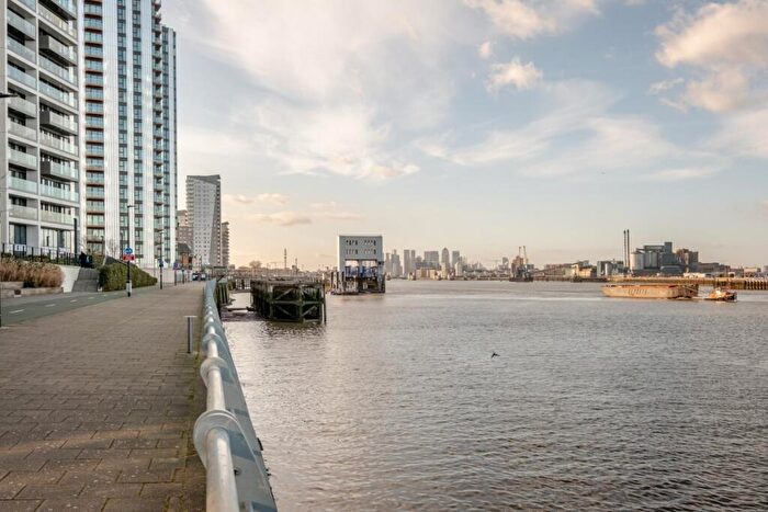 2 Bedroom Flat To Rent In Hampton Apartments Duke Of Wellington Avenue, SE18