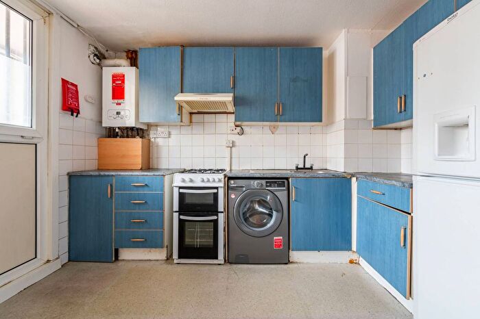 3 Bedroom Maisonette For Sale In Rounton Road, Bow, London, E3