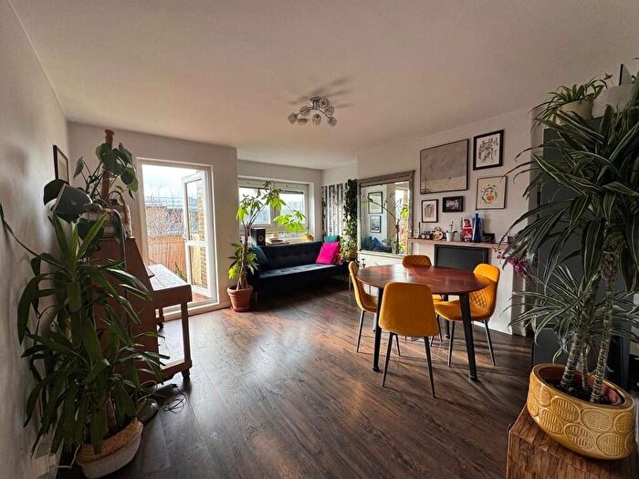 1 Bedroom Apartment For Sale In Grove Street, London, SE8