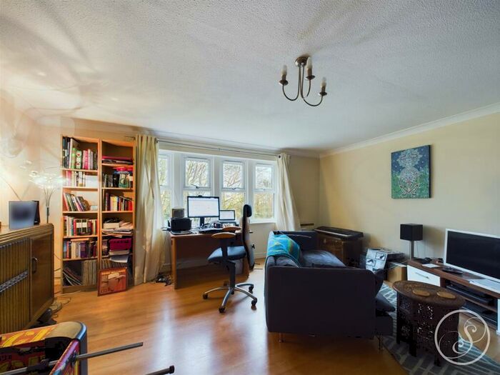 2 Bedroom Flat To Rent In Parkwood Court, Roundhay, LS8