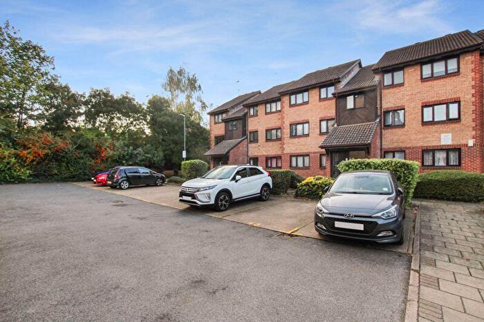 1 Bedroom Flat For Sale In Cricketers Close, Erith, DA8
